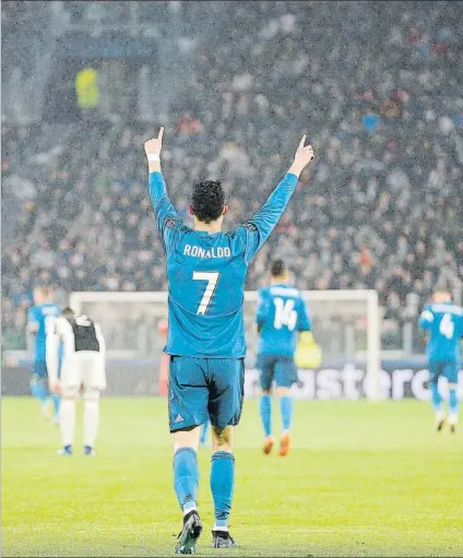  ?? FOTO: J.A. SIRVENT ?? El gran protagonis­ta de la noche fue Cristiano Ronaldo, aplaudido por el público de la Juventus, ejemplar ayer