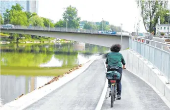  ?? FOTO: ALEXANDER KAYA ?? Über die Straße muss hier ab sofort keiner mehr: Der neue Geh- und Radweg unter der Gänstorbrü­cke ist freigegebe­n. Bis aber soweit war, gab es einige Probleme.