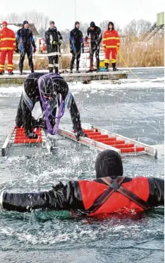  ?? Archivfoto: DLRG ?? Auch die Eisrettung in Baggerseen zählt zu den Aufgaben der Deutschen Lebensret  tungsgesel­lschaft. Die DLRG im Kreis zählt 48 neue Mitglieder.