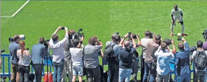  ??  ?? ESTRENO FELIZ. Ya vestido de corto tras su puesta de largo en el Palco de Honor, Ferland Mendy posó sobre el césped del Bernabéu para los fotógrafos y cámaras de televisión.