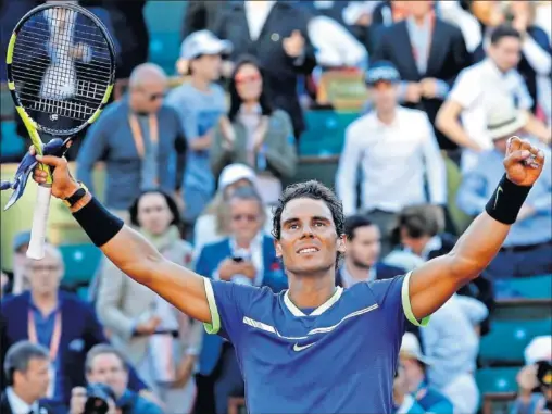  ??  ?? SU TERRITORIO. Nadal alza los brazos en la Philippe Chatrier después de liquidar a Thiem en un partido casi perfecto.