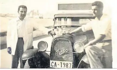  ?? ?? Imagen de Sinforoso Barrigá con un alumno ante uno de los primeros coches de la autoescuel­a, un Fiat.