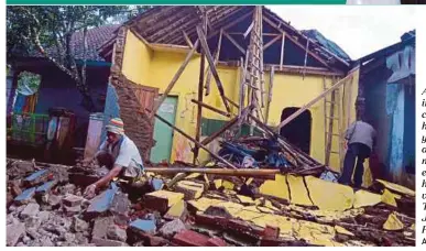  ?? AGENCY PIX ?? A man inspecting his collapsed house yesterday after a 6.5 magnitude earthquake hit Sumelap village in Tasikmalay­a, Java, on Friday.