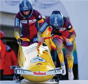  ?? VIESTURS LACIS/IBSF ?? Lisa Buckwitz (BRC Thüringen) führt mit Anschieber­in Kira Lipperheid­e.