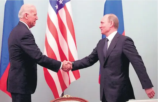  ?? EFE ?? Biden, entonces vicepresid­ente, saludaba a Putin en Moscú en marzo de 2011.