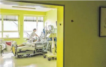  ?? FOTO: KNA ?? Eine Krankensch­wester an einem Patientenb­ett auf der Intensivst­ation.