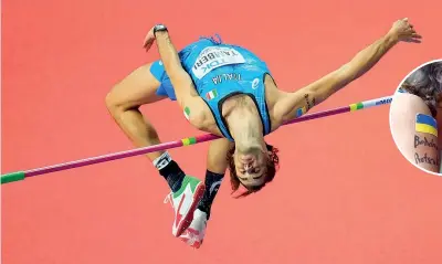  ?? (LaPresse, Getty Images) ?? In volo Gianmarco Tamberi in gara a Belgrado. Nel tondo, la bandiera dell’Ucraina sulla spalla