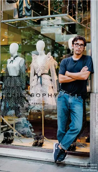  ??  ?? Lorenzo Serafini in front of his pop-upstore at Tearose.