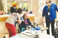  ?? Sioux Lookout Meno Ya Win Health Centre / THE CANADIAN PRESS / HO ?? Eunice Fiddler, 85, receives a COVID-19 vaccine from Andrea Mcwatters in Sioux Lookout, Ont., on Thursday.