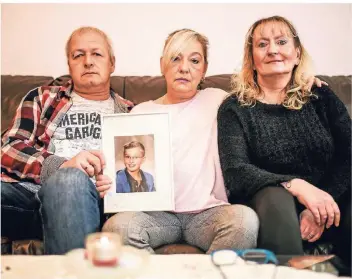  ?? FOTO: LARS FRÖHLICH ?? Michael Bock, Manuela Bock und Anke Gramer (von links) vor einem halben Jahr mit einem Foto des vermissten Marvin. Der inzwischen 15-Jährige wird seit zwei Jahren vermisst und von seiner Familie gesucht.