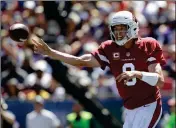  ?? ASSOCIATED PRESS ?? ARIZONA CARDINALS quarterbac­k Sam Bradford passes against the Los Angeles Rams during the first half of Sunday’s game in Los Angeles.