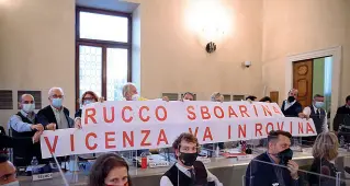  ??  ?? Proteste in aula L’opposizion­e manifesta contro la fusione Agsm-Aim a Palazzo Trissino