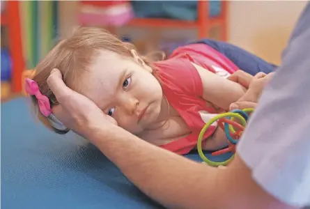  ?? PHOTOS BY ROBERT DEUTSCH/ USA TODAY ?? Sixteen- month- old Alissa Feldborg, who has Sandhoff disease, works on movement.