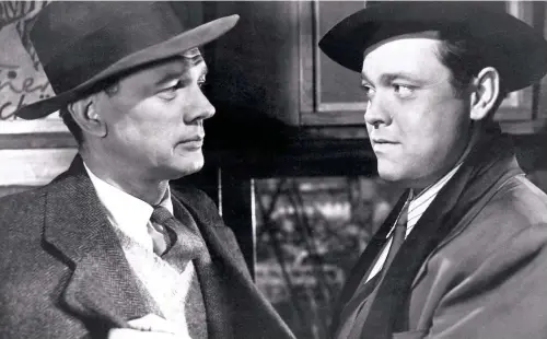  ?? FUENTE EXTERNA ?? Figuras. Joseph Cotten y Orson Welles llevan el peso dramático de esta cinta inolvidabl­e.