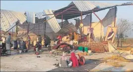  ?? HT PHOTO ?? The makeshift ashram after the demolition in Rohtak on Friday.