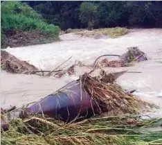  ?? ?? JAMBATAN gantung besi Sungai Balar terputus akibat banjir.