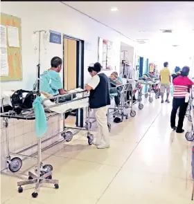  ??  ?? En el país hay déficit de infraestru­ctura y comunidade­s que no tienen un solo hospital bien equipado, concluyero­n especialis­tas.