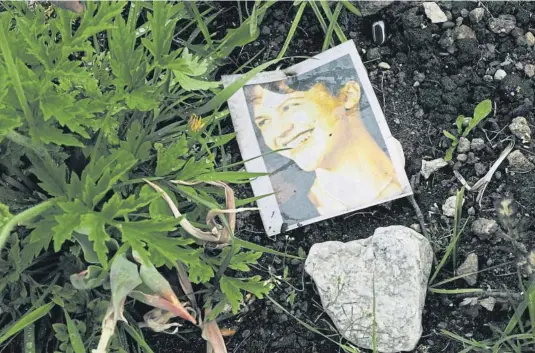  ?? Amy T. Zi li ki / G tty ?? Un retrato de la escritora Sylvia Plath sobre su tumba, en Heptonstal­l