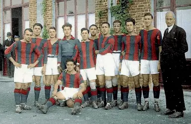  ??  ?? 1925 Il Bologna campione d’Italia. In quella squadra giocavano Bernardo Perin, Angelo Schiavio e Giuseppe Della Valle (Wikipedia)