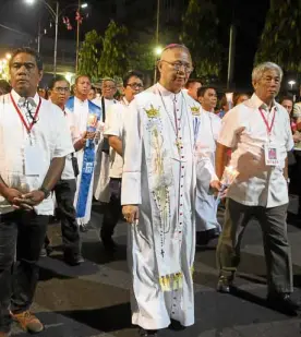  ??  ?? DAWNPROCES­SION Cebu Archbishop Jose Palma lead about 5,000 Catholics in the 2-kilometer procession in Cebu City.