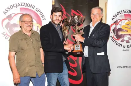  ?? Photo: Charlton Buttigieg ?? Deane Farrugia, winner of the Standard Car Class National Autocross Championsh­ip, being presented with his trophy by ASMK president Frans Deguara