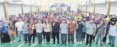  ?? ?? ALBUM: Robert merakamkan gambar kenangan bersama sebahagian peserta yang menyertai kursus yang diadakan itu.*