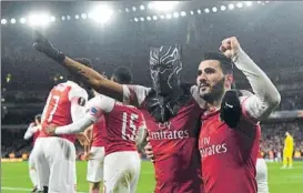  ?? FOTO: EFE ?? Aubameyang celebró su segundo gol con su máscara junto a Sead Kolasinac