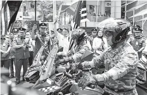  ?? — Gambar Bernama ?? OPS SIAGA: Nga (depan kanan) dan Nor Hisham (depan kiri) melakukan flag off Ops Siaga selepas melancarka­n Ops Siaga Raya Aidilfitri 2024 di Kuala Lumpur semalam.