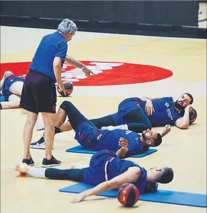  ?? FOTO: ACB PHOTO / J.M. CASARES ?? Svetislav Pesic, entrenador del Barça, apunta hacia Nikola Mirotic y Adam Hanga en el entrenamie­nto de ayer