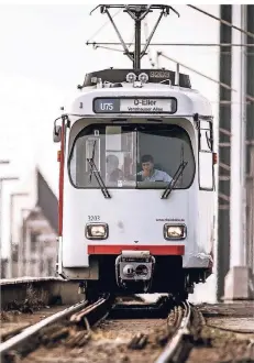  ?? RP-FOTO: ANDREAS ENDERMANN ?? Auf der Linie U 75 soll der Takt verbessert werden. Hier ist eine Bahn auf der Oberkassel­er Brücke unterwegs.