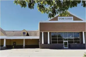  ?? Sarah Kyrcz / Hearst Connecticu­t Media ?? A vacant storefront in Guilford. As more retail spaces remain empty, columnist Duo Dickinson suggests that we rethink how we use these buildings.