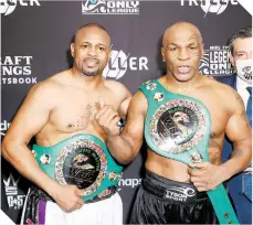  ?? FOTO: REUTERS ?? Tyson y Roy Jones lucen sus cintos del WBC. /
