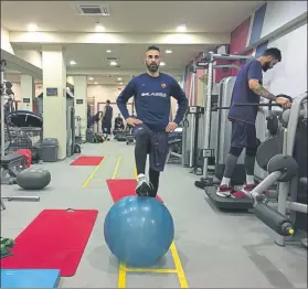  ?? FOTO: FC BARCELONA ?? Navarro, trabajando en el gimnasio del Palau días después de su operación