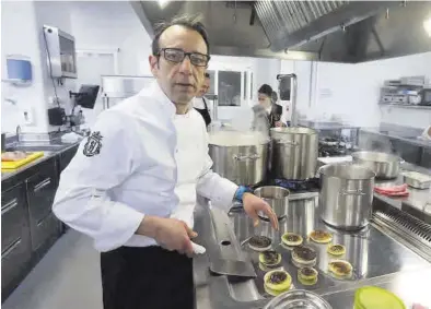 ?? ANDREEA VORNICU ?? Orlando Tobajas es el jefe de cocina ejecutivo del restaurant­e Mediterrán­eo.