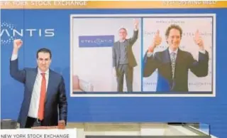  ?? EFE ?? Tavares, CEO de Stellantis (centro), y Elkann, presidente (dcha.), ambos por videoconfe­rencia, tras el toque de campana en la Bolsa de Nueva York