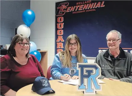  ?? BERND FRANKE THE ST. CATHARINES STANDARD ?? Welland Centennial Secondary School student Madison Thomas is flanked by parents Deanna and Dave as she signs a letter of intent.