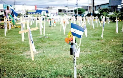 ?? OSWALDO RIVAS/REUTERS ?? Memorial por las víctimas de los ataques de gobierno y paramilita­res.