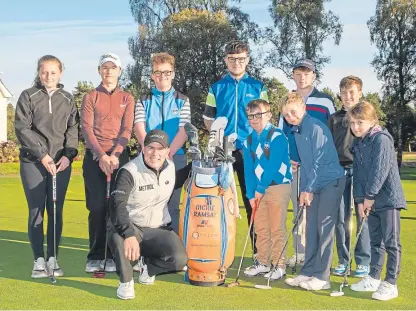  ?? Picture: Fraser Band ?? Richie surrounded by some of the young players from Blairgowri­e GC who took part in his coaching sessions.