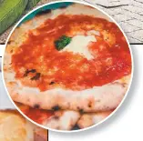  ??  ?? MANJARES. La pizza napolitana es tradición pública y privada, tanto como las Sfogiatell­a, que existen en versiones riccia (dura) y frolla (blanda).