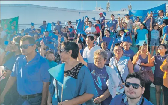  ??  ?? Con el lema “Salgamos al Encuentro de los Hermanos”, feligreses participan en la misa del Domund en el Parque de la Paz, en el malecón de Progreso. En la imagen, ondean banderas alusivas a Oceanía