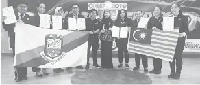  ??  ?? TEMEGAH ATI: Normah (lima kanan) begulai enggau tim Tborneo sereta Yucava ti udah nyulut ba CIGIF 2019 di Korea kena 2 enggau 3 November tu tadi.