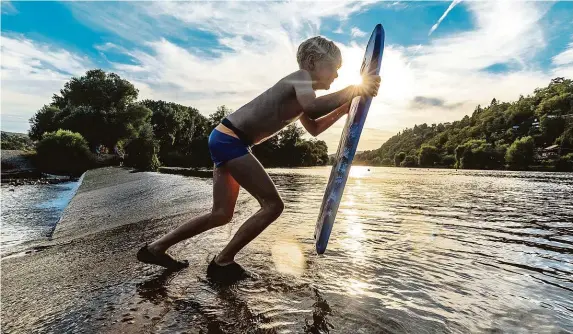  ?? FOTO MAFRA – PETR TOPIČ ?? Osvěžení. Většina přírodních koupališť, která sledují hygienici, si zachovává čistou vodu. Osvěžující­ch radovánek si lze užít třeba u Berounky v Horních Mokropsech (na snímku).