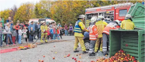  ?? FOTO: HELGA WIECHERT ?? Mit ihrem Interesse zeigen die Zuschauer Wertschätz­ung für den ehrenamtli­chen Einsatz ihrer Feuerwehr.