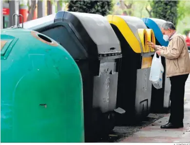  ?? A. DOMÍNGUEZ ?? Un hombre deposita la basura en un contenedor de plástico.
