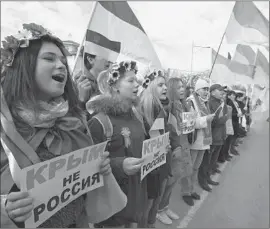  ?? Sergei L. Loiko
Los Angeles Times ?? ANTI-SECESSION demonstrat­ors line up in Simferopol, capital of Urkaine’s Crimea region, where a secession referendum is expected to pass.