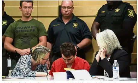  ??  ?? Quiet discussion: Cruz (centre) listening to his attorneys McNeill (left) and Diane Cuddihy during a hearing at the Broward County Courthouse in Fort Lauderdale, Florida. — AP