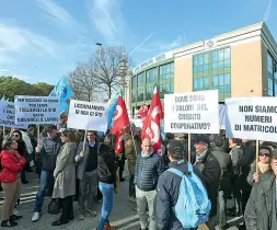  ??  ?? Sotto assedio I dipendenti delle Bcc manifestan­o davanti alla sede regionale