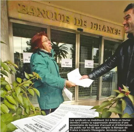  ?? [REUTERS/ÉRIC Gaillard] ?? Les syndicats se mobilisent (ici à Nice en février dernier) contre la suppressio­n annoncée d’une soixantain­e de bureaux d’accueil et d’informatio­n du public sur les 85 que compte la Banque de France à travers l’Hexagone.
