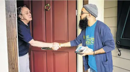  ?? Mark Mulligan / Staff photograph­er ?? Stevens Orozco, right, talks with Ralph Ellis as he campaigns door to door recently in the 18th Congressio­nal District.