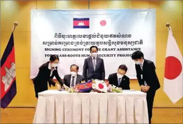  ?? EMBASSY OF JAPAN ?? Japanese Ambassador Mikami Masahiro and a representa­tive from Krouch Chhmar district in Tbong Khmum sign the grant agreement letter on March 7.